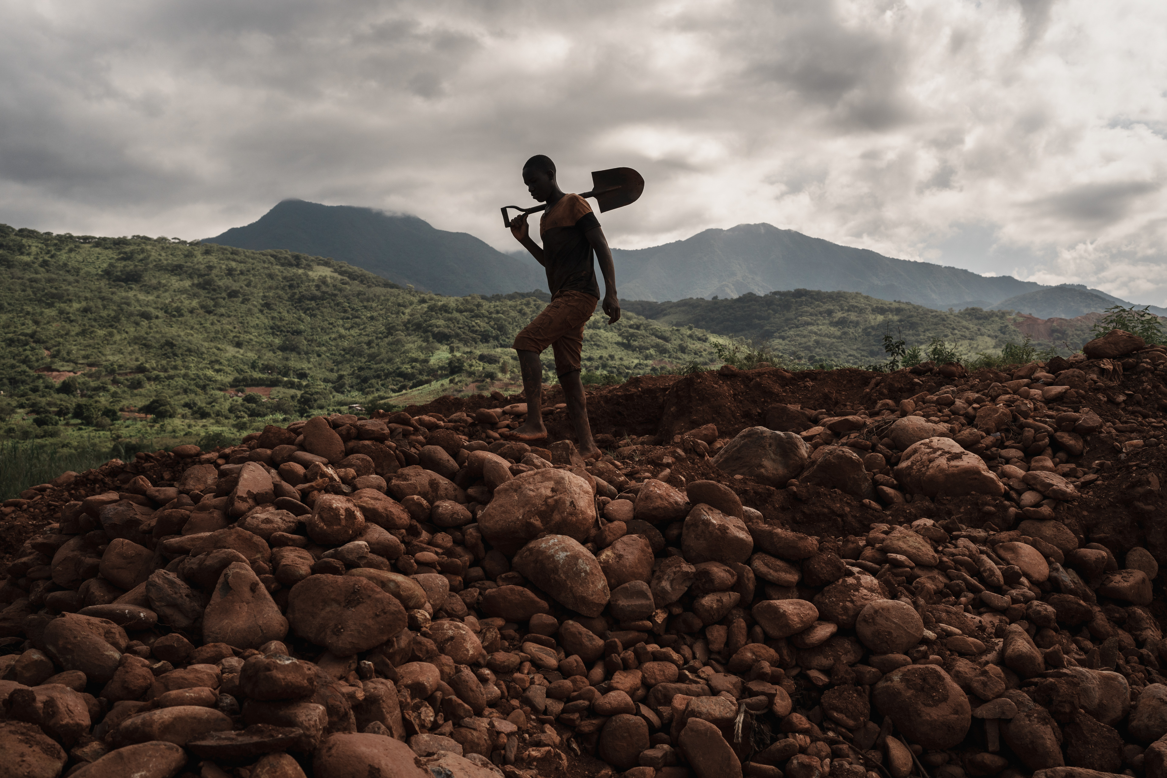 Manica, Mozambique, 06/02/2024 — A wildcat miner (“Garimpeiro”) works on former agricultural fields in Mutsinza, abandoned by farmers in 2020 due to industrial mining.